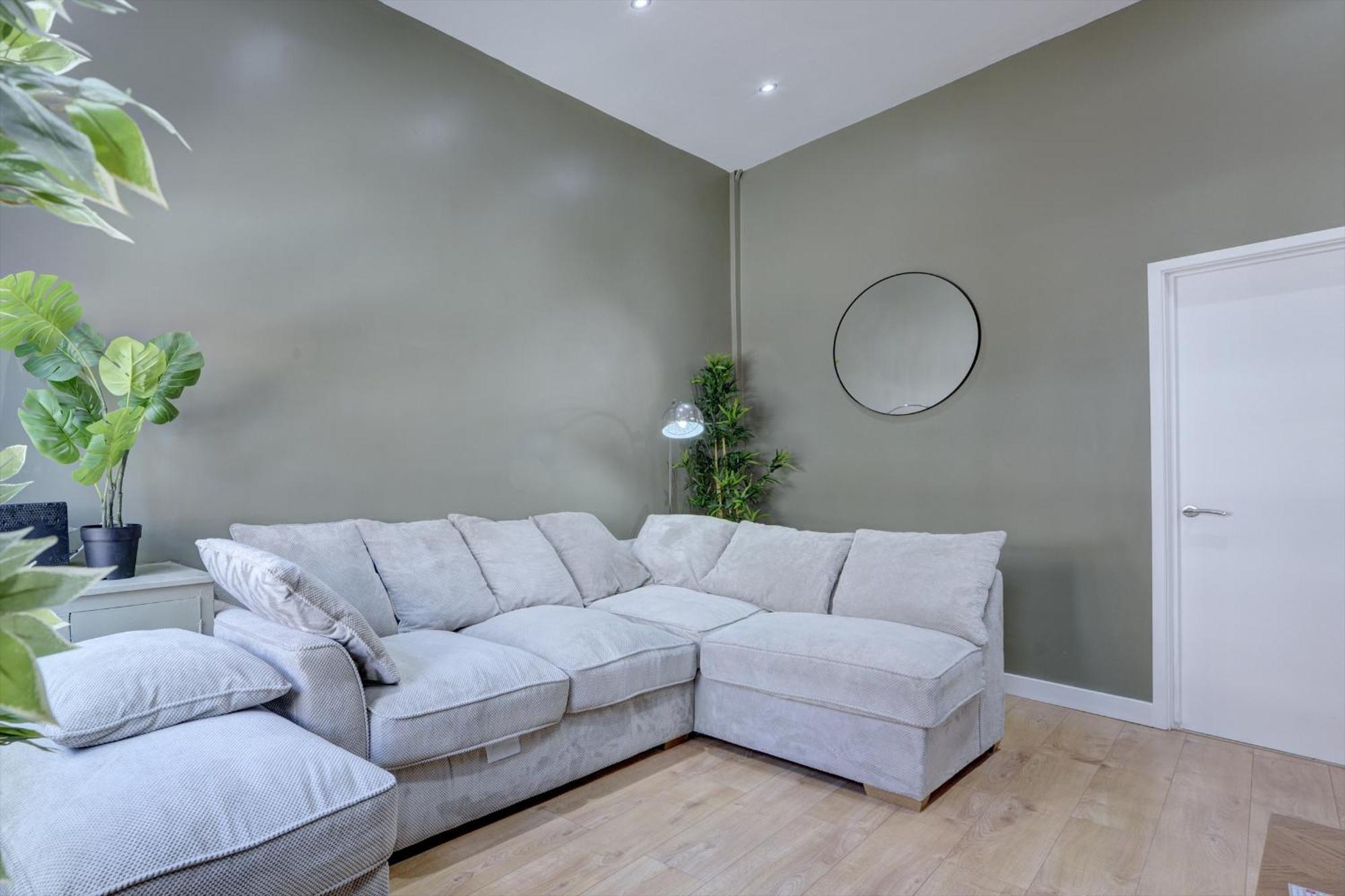 4 Bedrooms Homely House With Garden- Sleeps 9 Comfortably With 6 Comfortable Beds, Free Street Parking, Business Travellers, Contractors, & Holiday-Goers, Coventry, Near All Major Transport Links In Coventry And Motorway Eksteriør billede