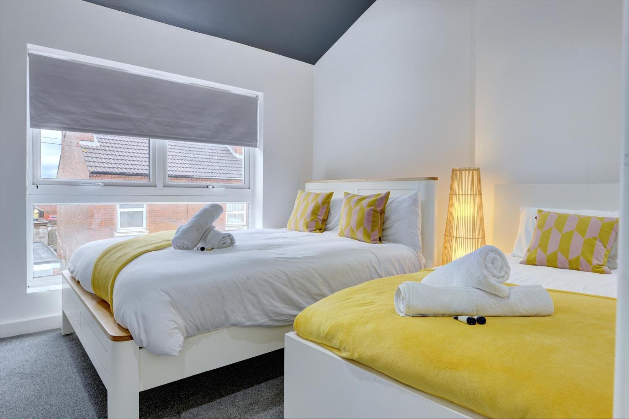 4 Bedrooms Homely House With Garden- Sleeps 9 Comfortably With 6 Comfortable Beds, Free Street Parking, Business Travellers, Contractors, & Holiday-Goers, Coventry, Near All Major Transport Links In Coventry And Motorway Eksteriør billede