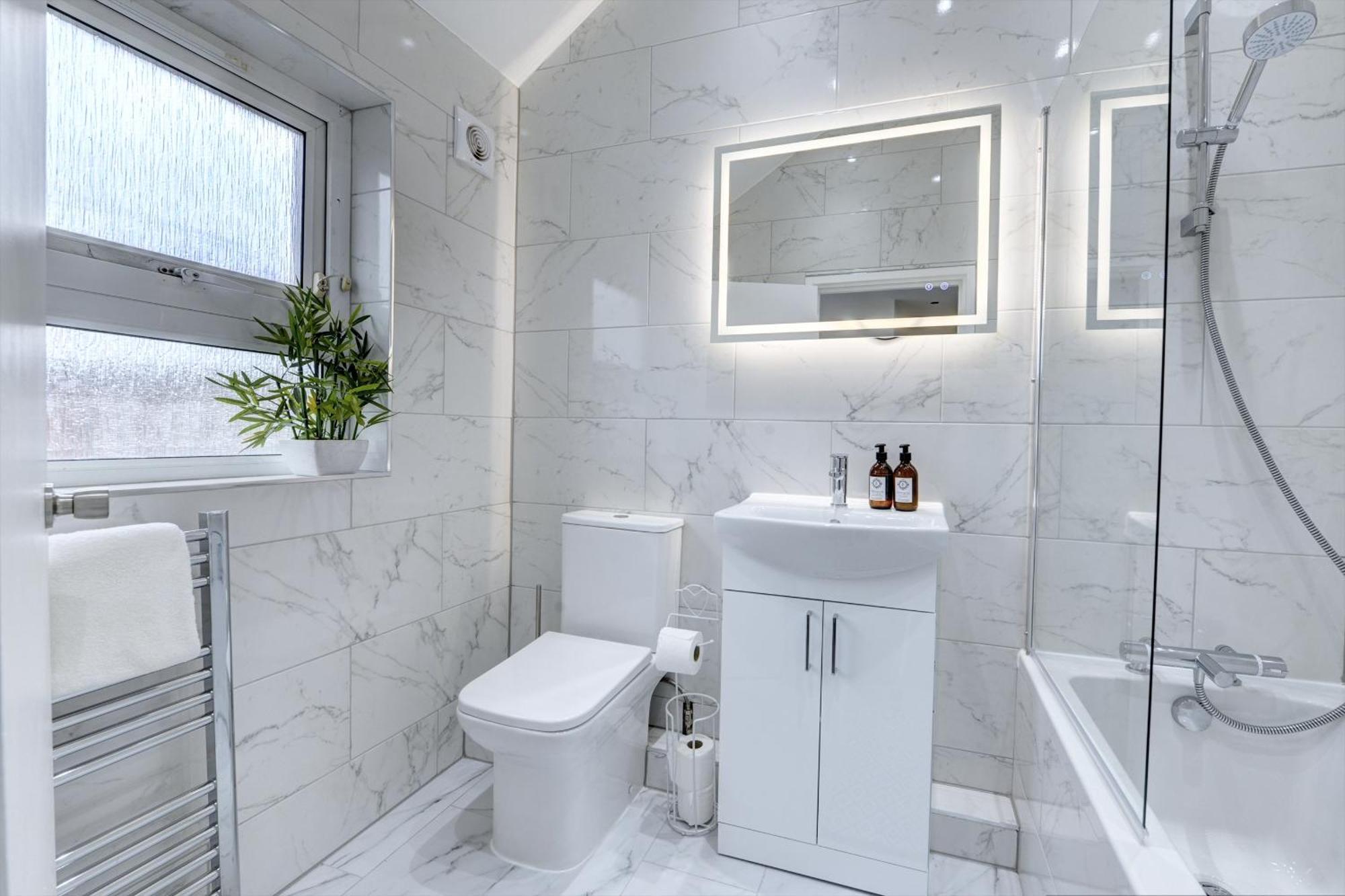 4 Bedrooms Homely House With Garden- Sleeps 9 Comfortably With 6 Comfortable Beds, Free Street Parking, Business Travellers, Contractors, & Holiday-Goers, Coventry, Near All Major Transport Links In Coventry And Motorway Eksteriør billede