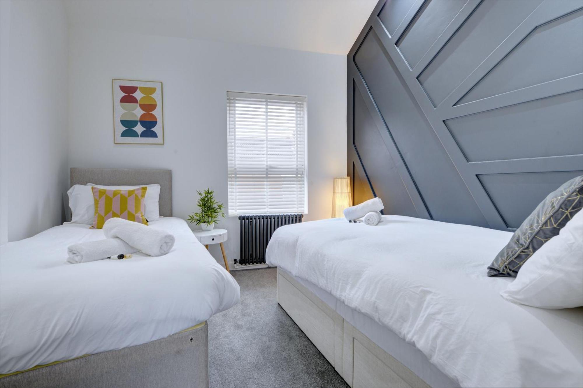 4 Bedrooms Homely House With Garden- Sleeps 9 Comfortably With 6 Comfortable Beds, Free Street Parking, Business Travellers, Contractors, & Holiday-Goers, Coventry, Near All Major Transport Links In Coventry And Motorway Eksteriør billede